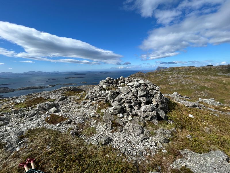 Store steiner i en ring på en høyde 