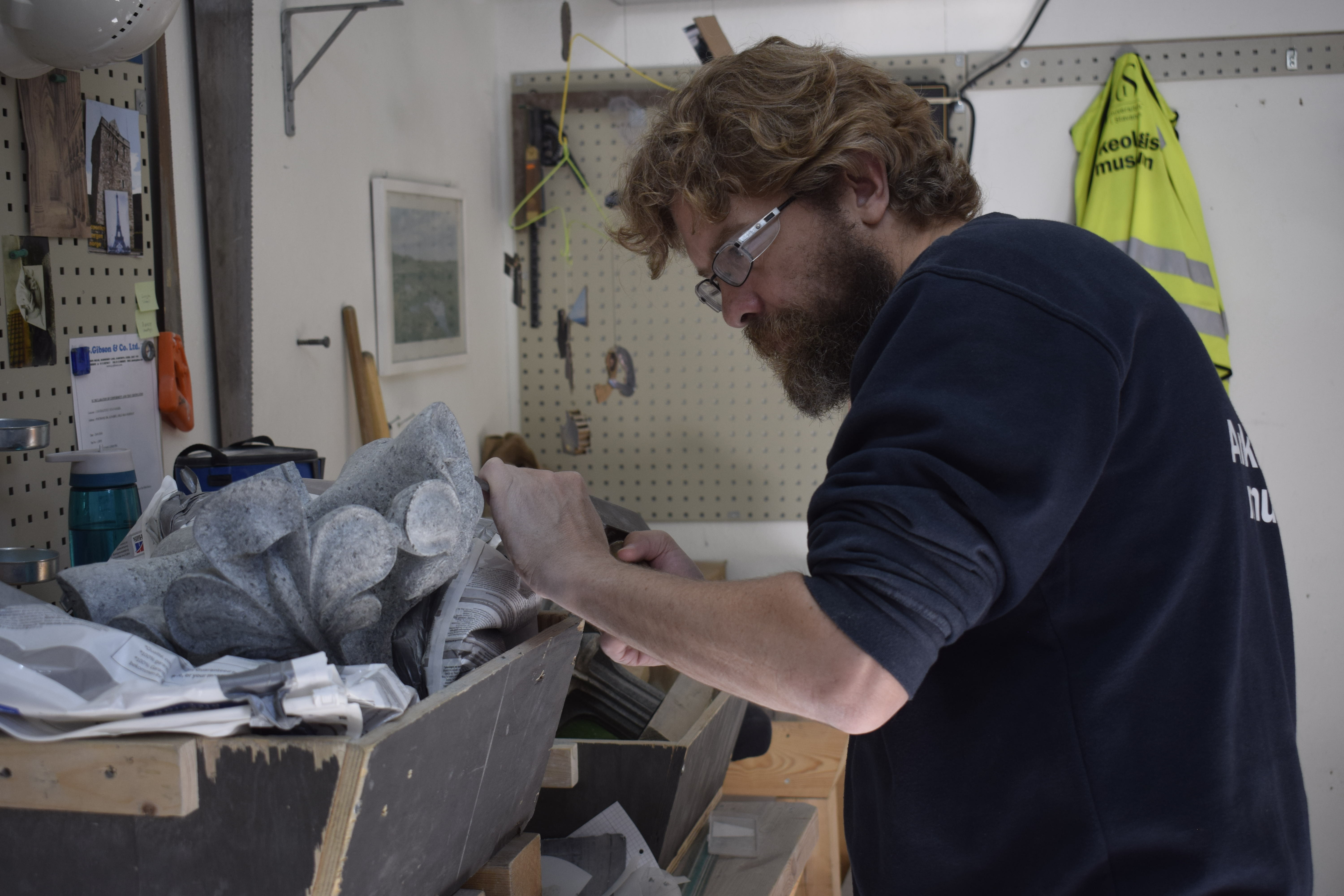 Steinghugger Lawrence Dennison ved Arkeologisk museum, UiS.