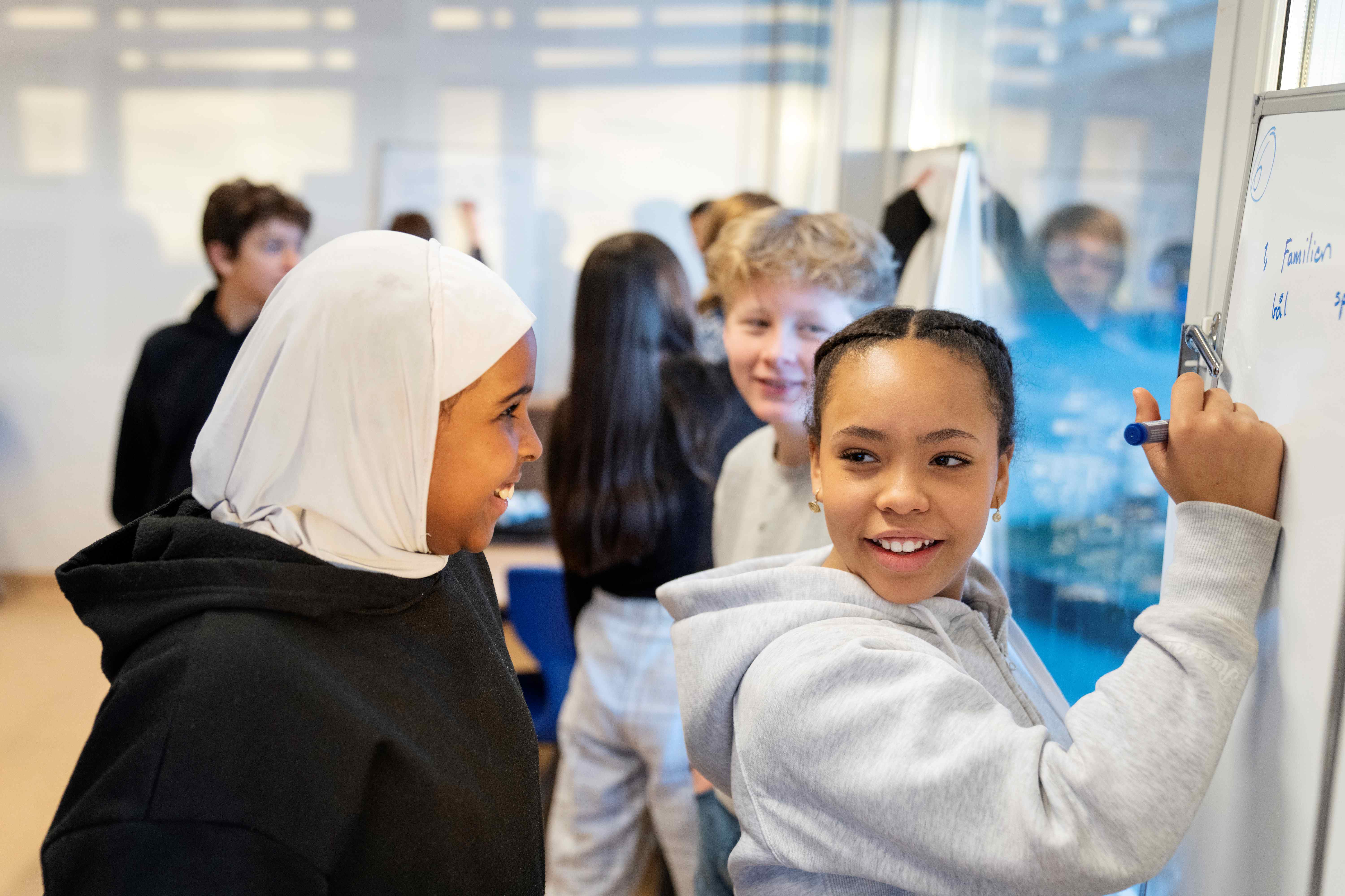 jenter skriver på tavle