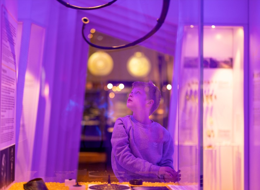 Gutt i bronsealder utstilling foto Elisabeth Tønnessen