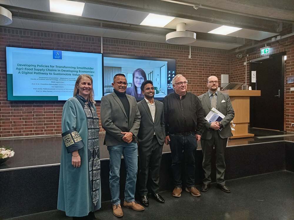 En gruppe mennesker samlet på en disputas.