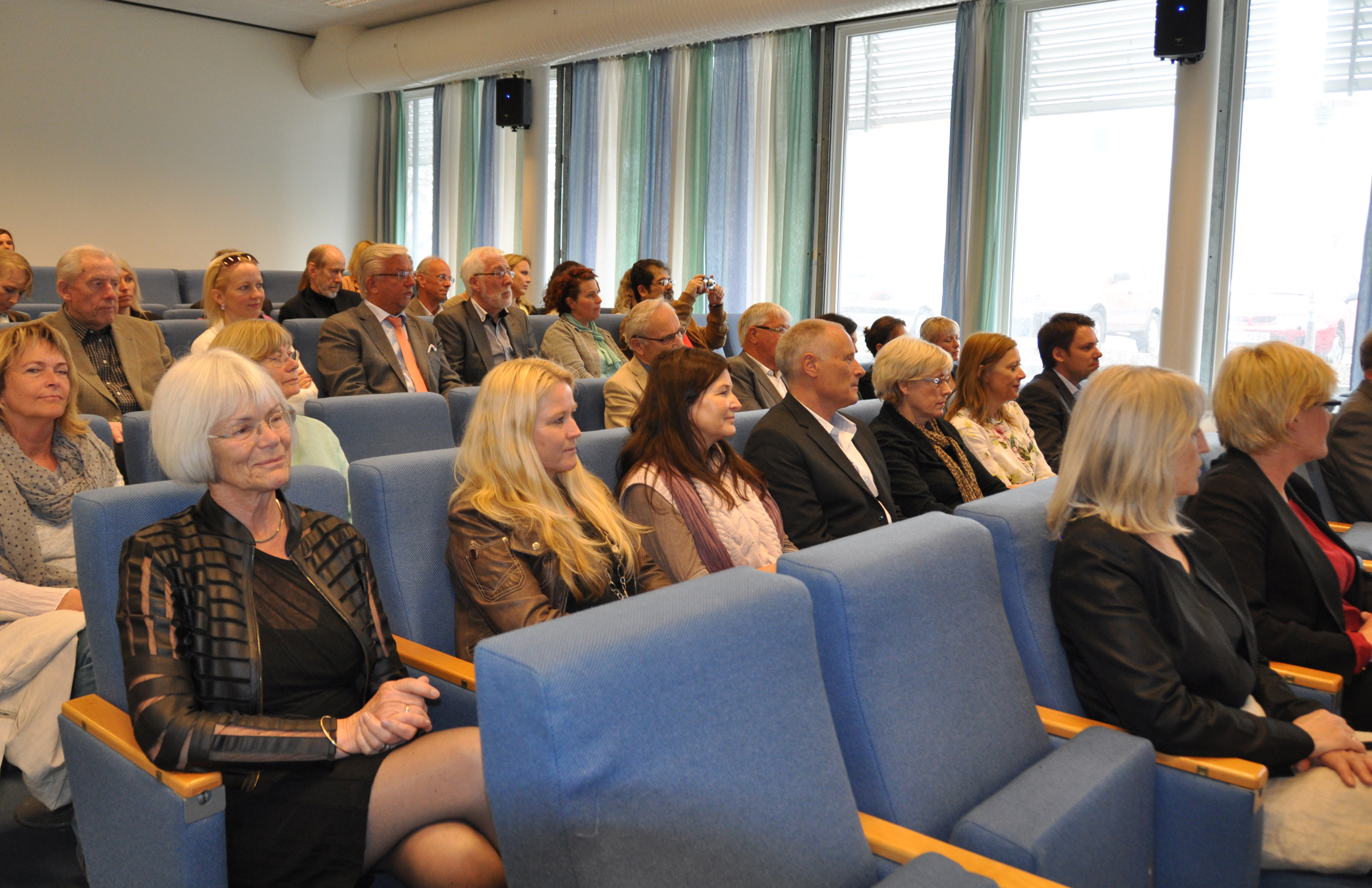 Publikum i salen under den offisielle åpningen av Læringsmiljøsenteret 8. mai 2013.