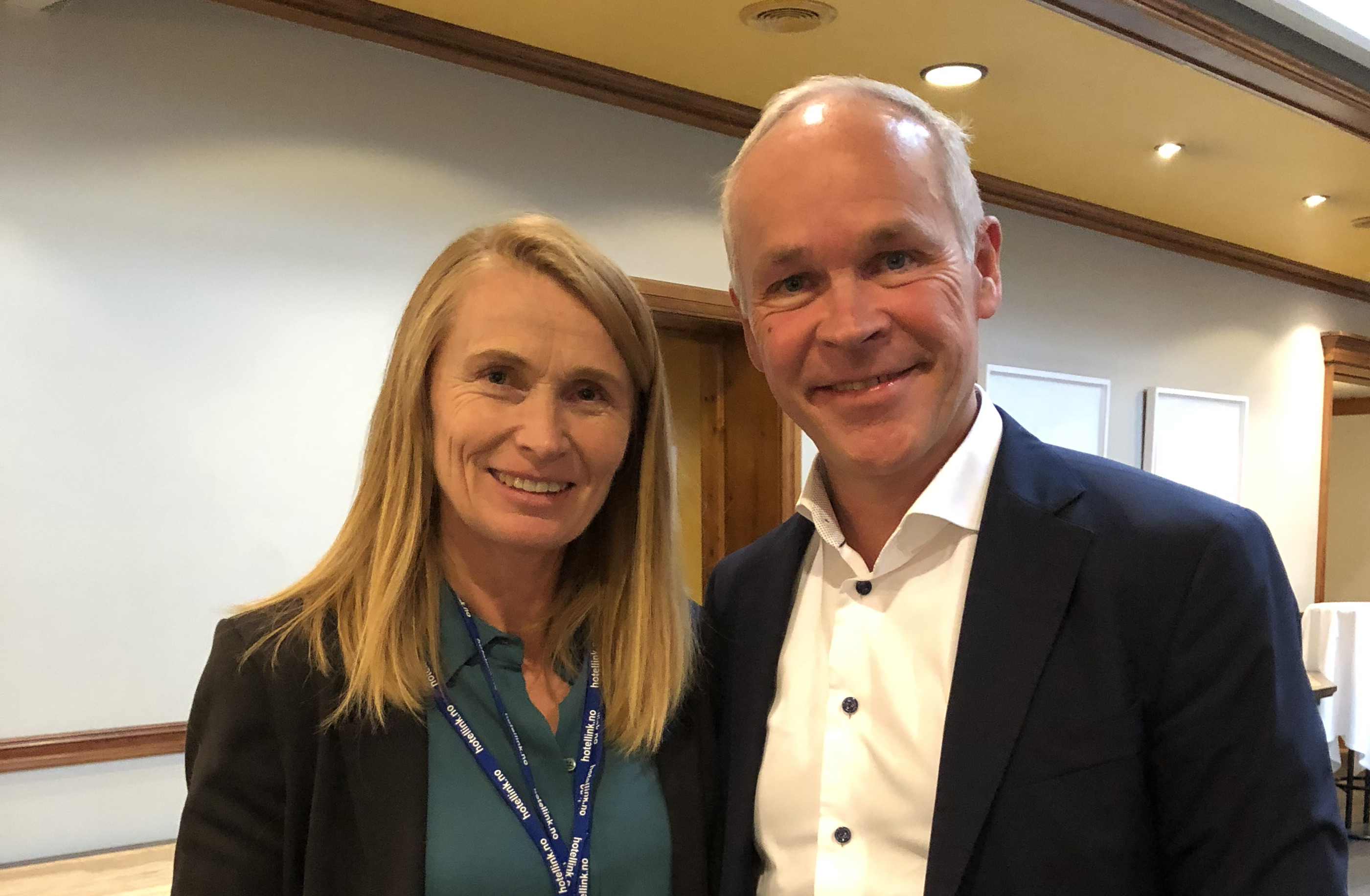 Førsteamanuensis Trude Havik sammen med kunnskapsminister Jan Tore Sanner i forbindelse med INSA-konferanse.