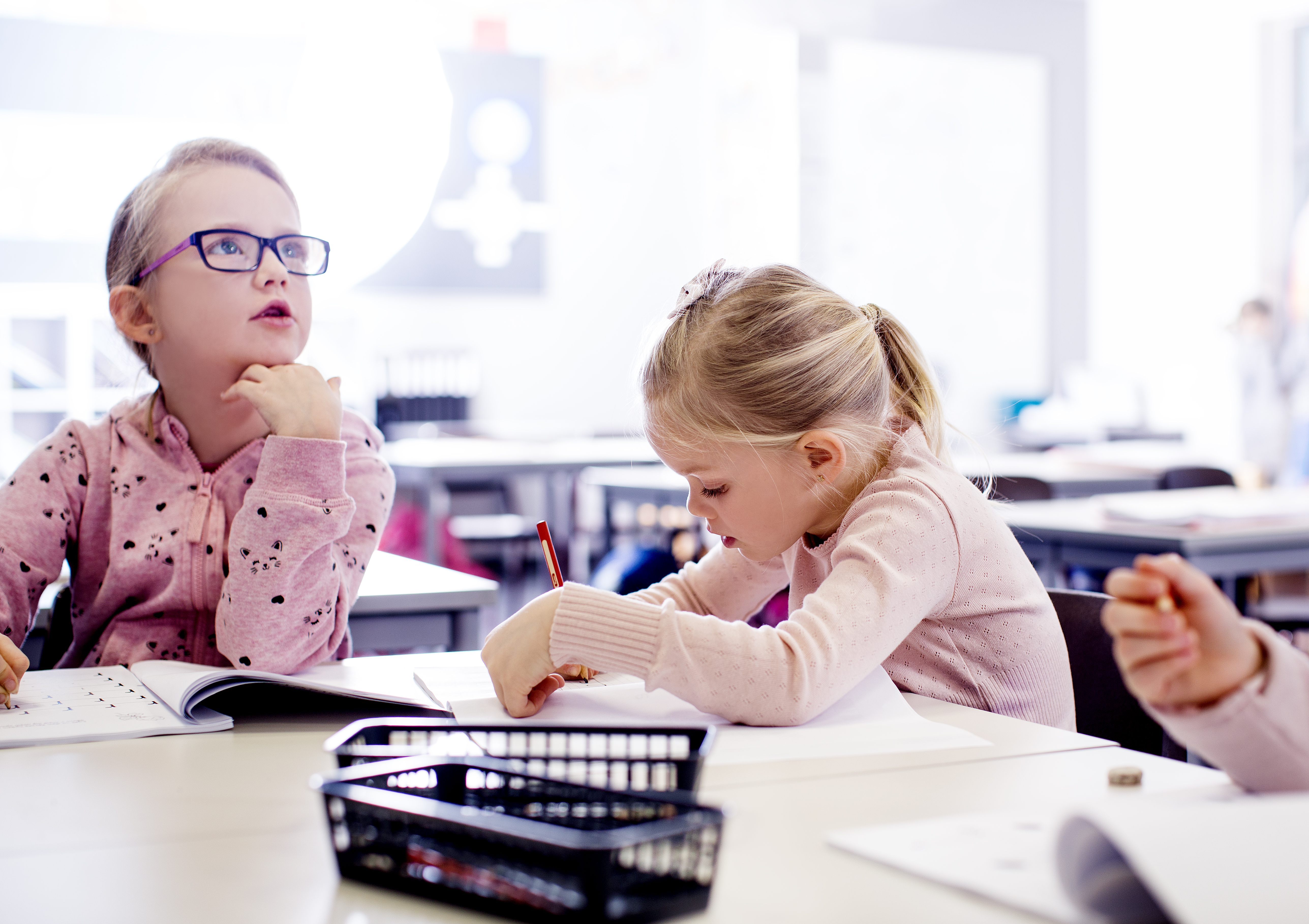 To førsteklassejenter i klasserommet