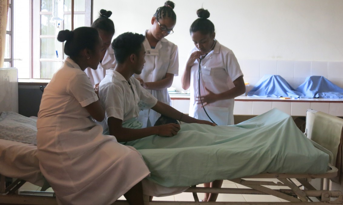 Sykepleiestudenter fra Madagskar i simulering