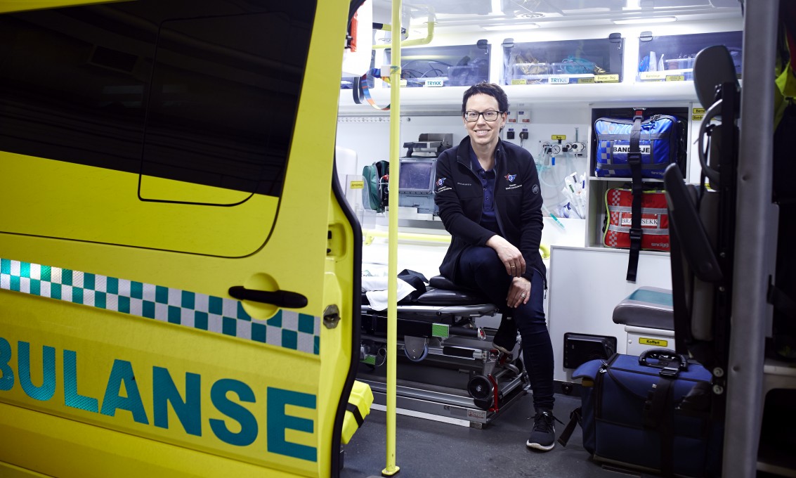 Portrett av Mona Guterud, sittende i en ambulanse (Foto:SNLA)
