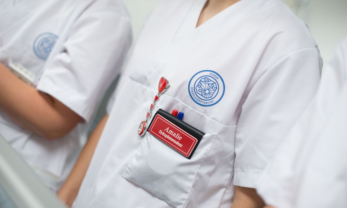 Sykepleiestudent i uniform