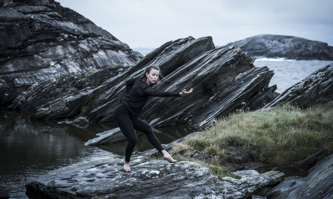 Student dancing outside, Student som danser ute