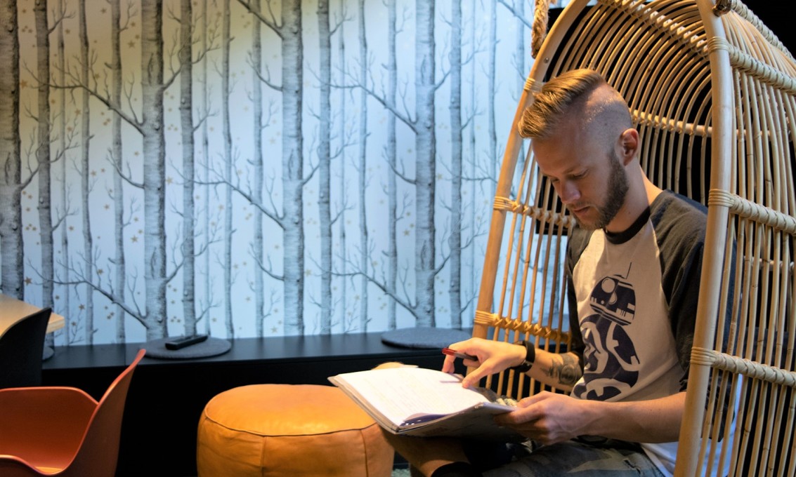 Nordisk og lesevitenskap, illustrasjonsfoto. Student som leser notater.