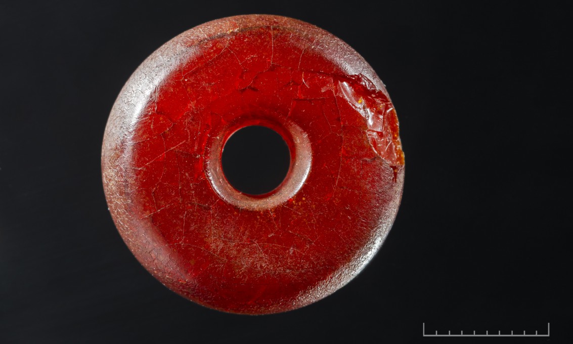 Perle av rødbrun rav, fra yngre jernalder/vikingtid. Foto: Annette Øvrelid, Arkeologisk museum, UiS