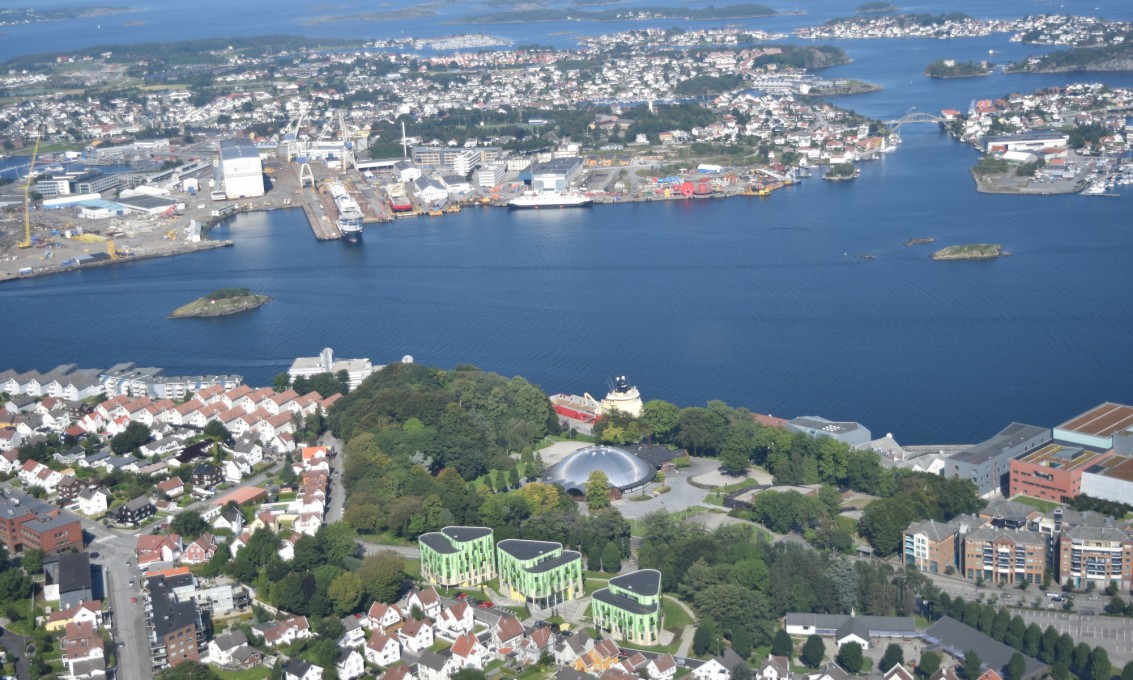 Flyfoto av innseilingen til Stavanger, med Bjergsted i forgrunnen