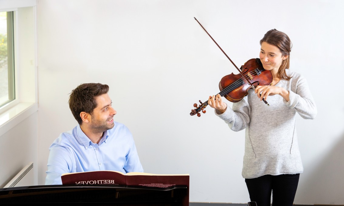 Akkompagnatør Milan Rabrenovic og student Gabriella Pappa på fiolin øver på campus Bjergsted ved Fakultet for utøvende kunstfag, 2018. Foto: Marius Vervik
