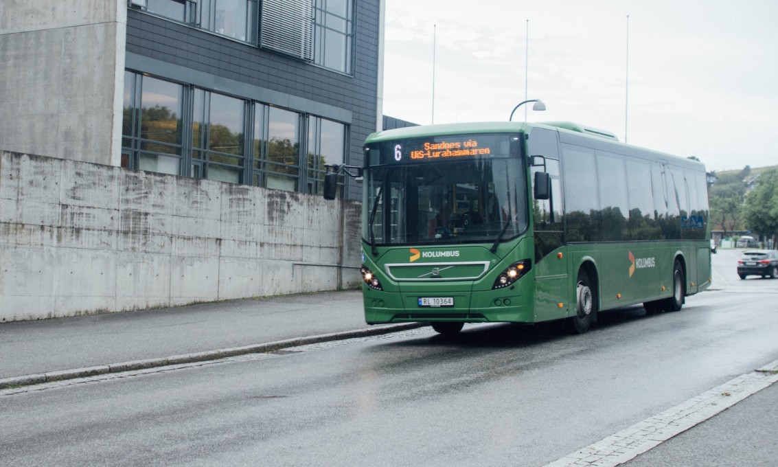 Buss kjører forbi bygning