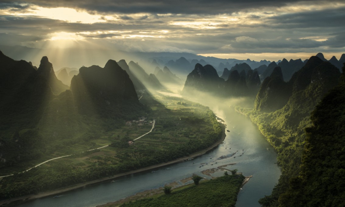 Grønne fjell i asiatisk landskap