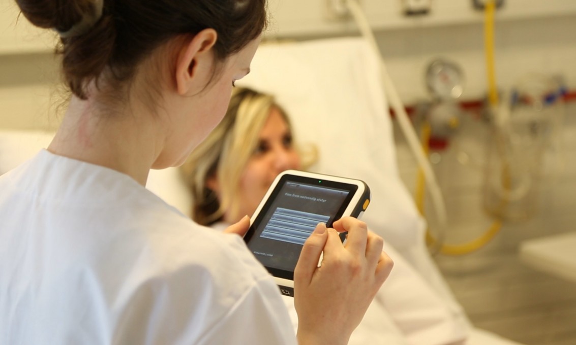 Sykepleiestudent bruker SimPad i utdanning