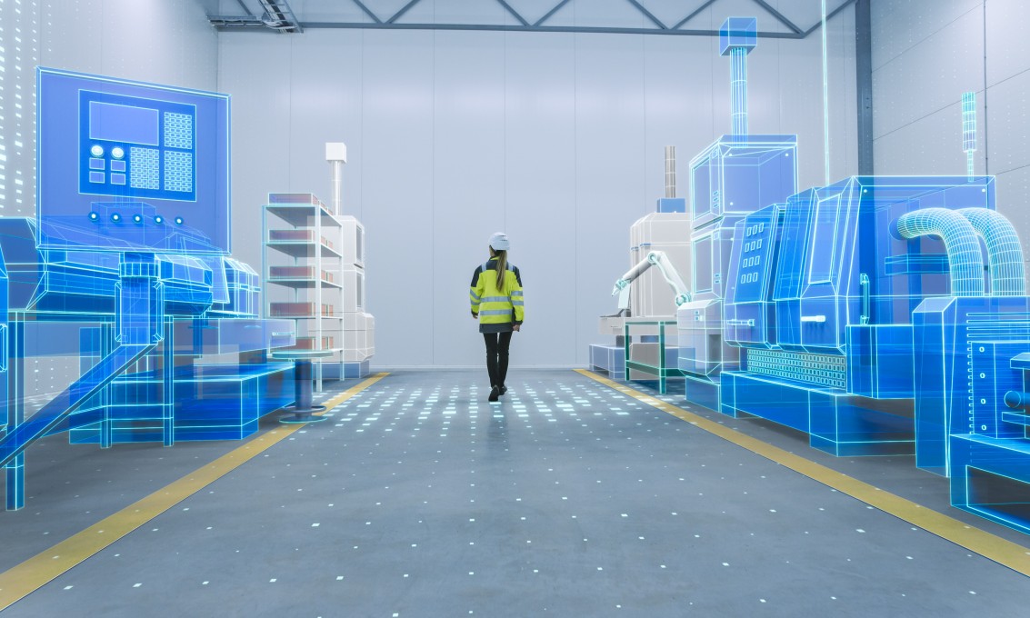 Female Engineer Walks Through Factory Workshop with Augmented Reality 3D Models. Foto: Shutterstock