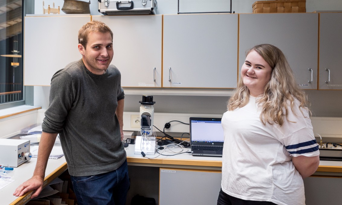 Mats Hammerø (student), Ingrid Vinningland (student) Kjemistudentene har analysert mynter fra vikingtiden. Foto: Mari Løvås