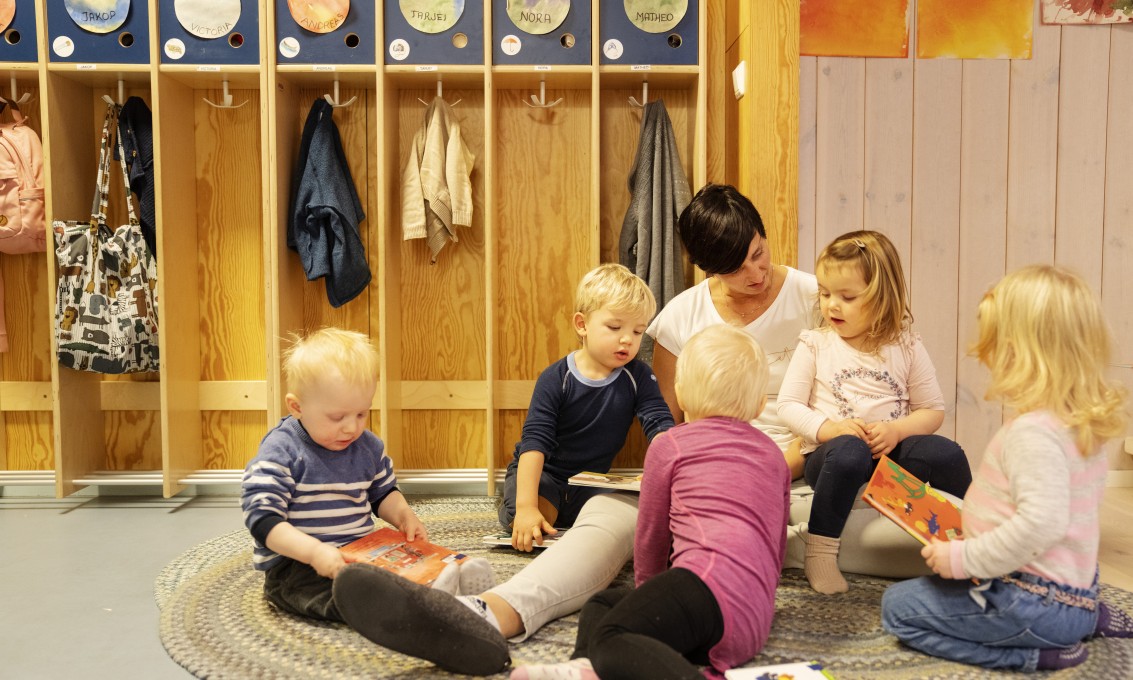Barnehageansatt og barn har lesestund i barnehagen. Foto: Marie von Krogh.