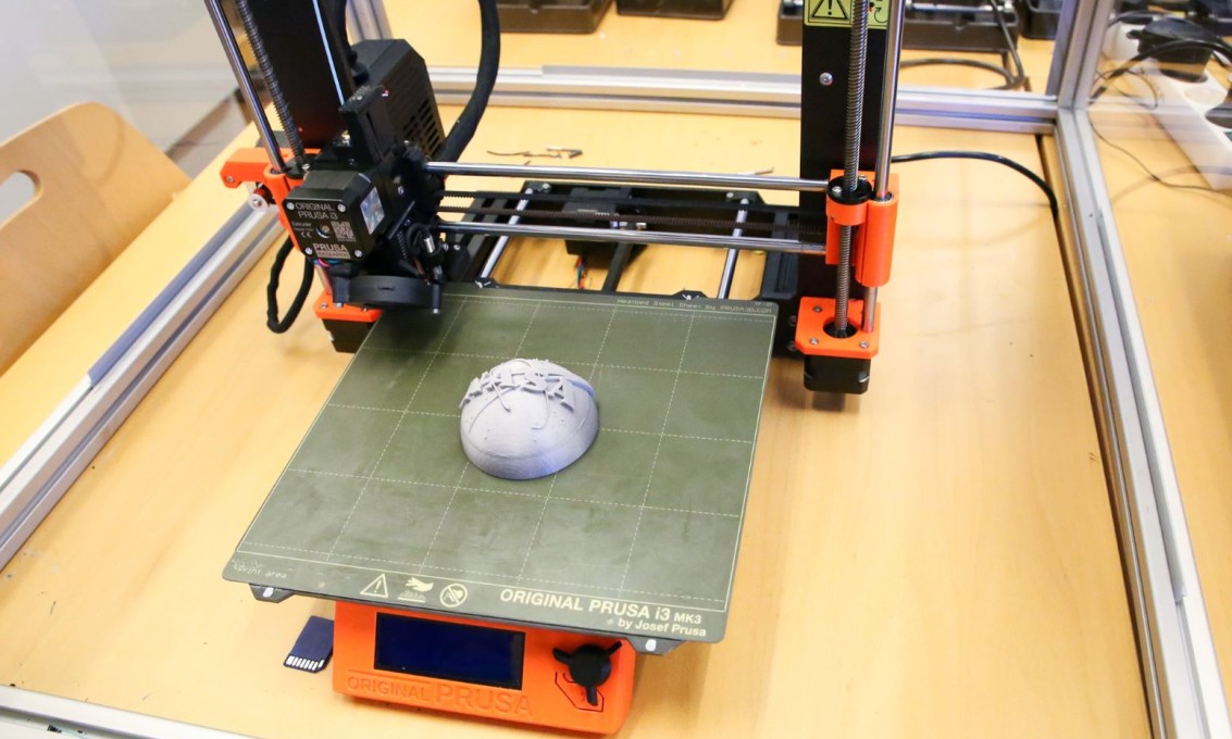 3D printer, med ferdig printet halvkule med NASA logo på