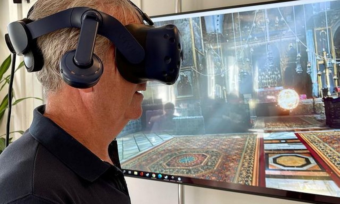 Mann med VR-briller på