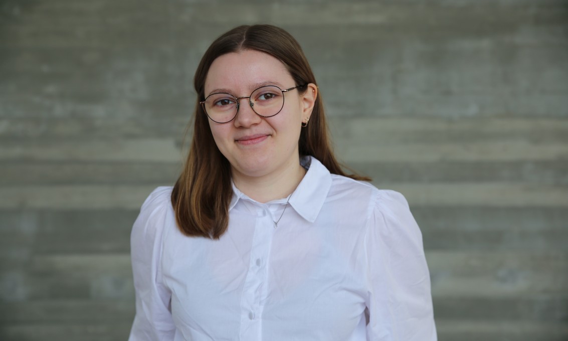 Portrett av student med hvit skjorte. Foto. 