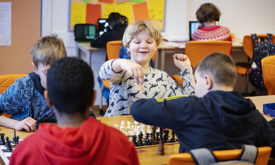 Barneskoleelever spiller sjakk. Foto: Marie von Krogh.