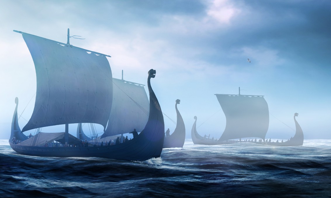 Tre vikingskip på åpent hav og mørke skyer