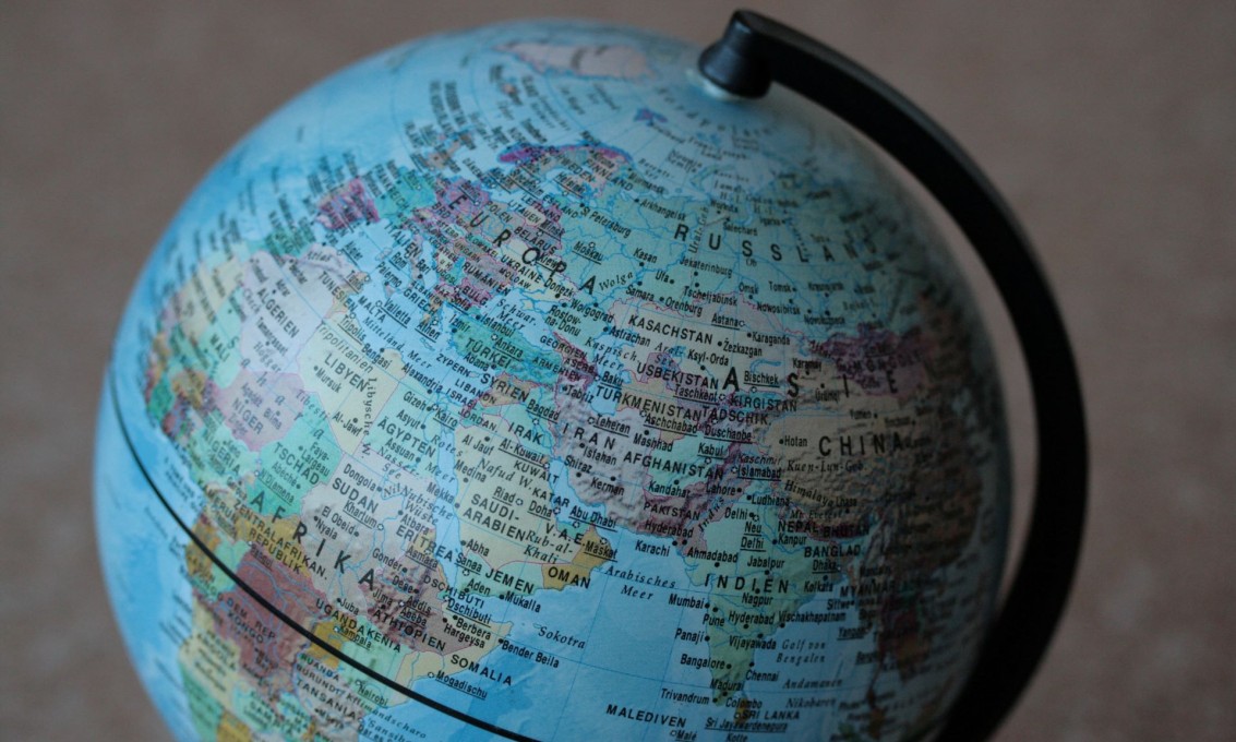 Nærbilde av en globus med verdenskartet/ Close up of a globe showing the world map
