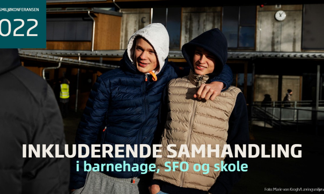 To ungdommer i en skolegård.