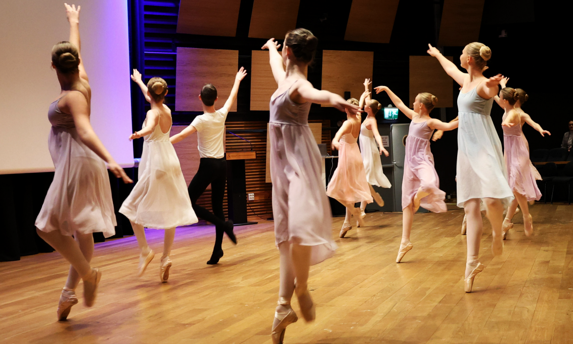 Barn og unge som danser ballett