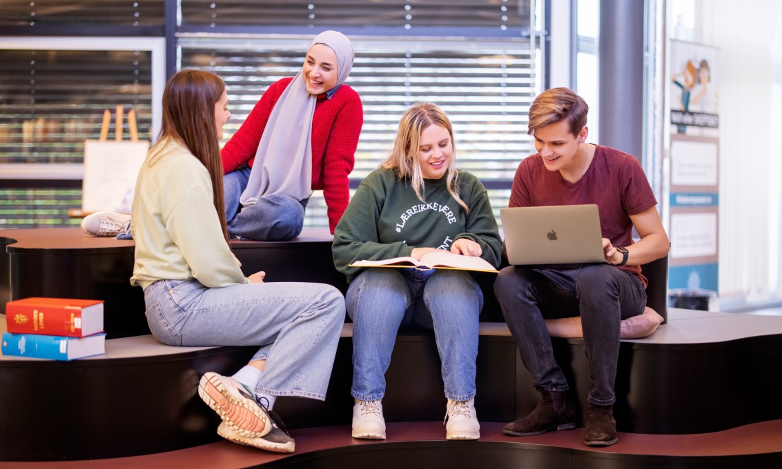Fire studenter som sitter og prater sammen