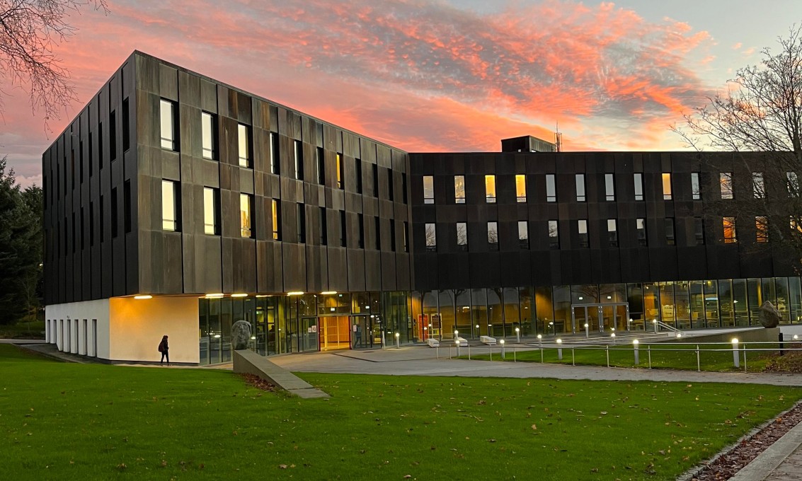 Elise Ottesen Jensens hus i fint rosa kveldslys