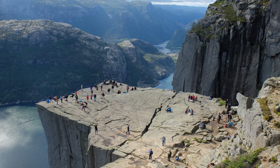 Preikestolen sett fra litt avstand med folk på platået