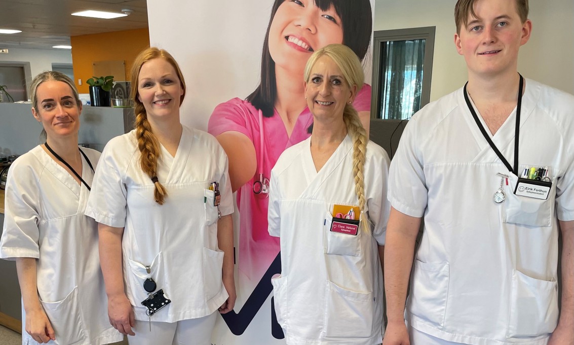 Portrett av fire personer i sykepleieruniform