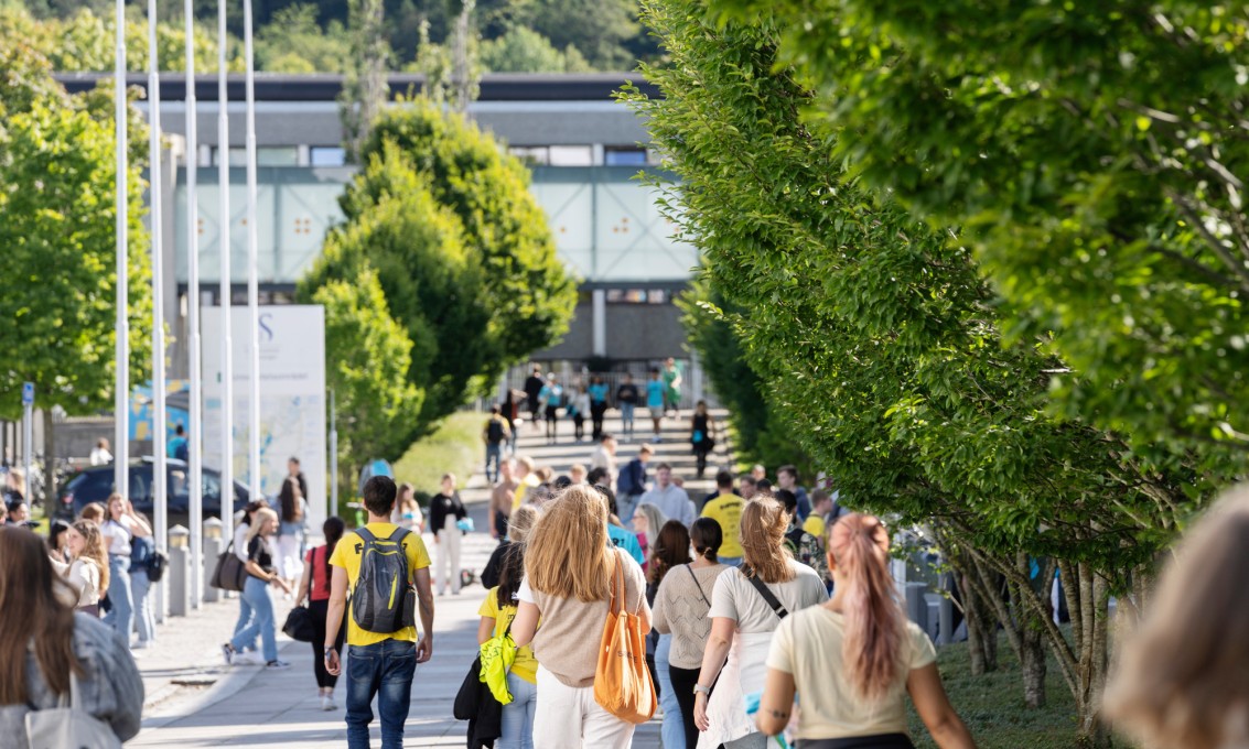 Studenter på campus 