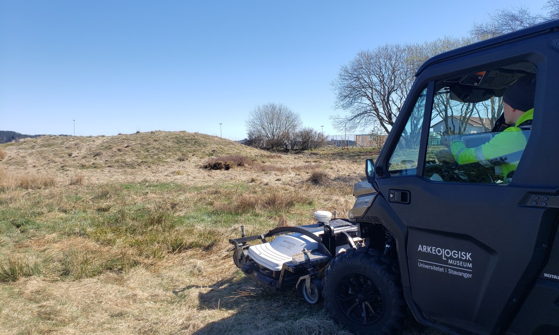 Arkeolog Kristoffer Hillesland kjører georadaren, som de oppdaget den tredje og hittil ukjente skipsgraven med. Georadar analyserer jordsmonnet uten at man behøver å ta et eneste spadetak. Foto: Arkeologisk museum, UiS
