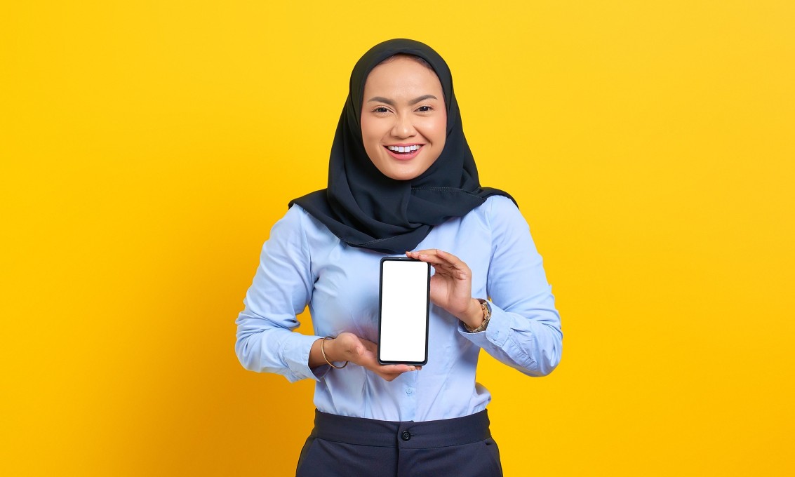 Kvinne som holder smarttelefon 