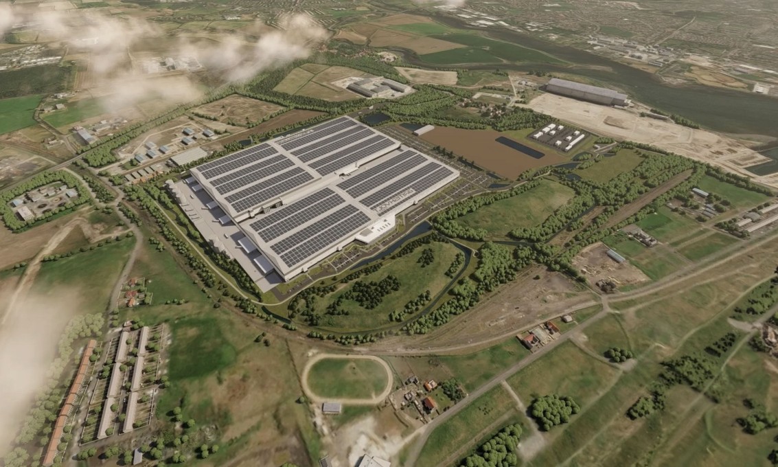 Batterifabrikk fotografert fra luften, omringet av grønne jorder