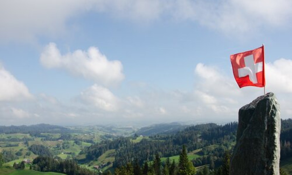 Sveitsisk flagg, himmel og landskap