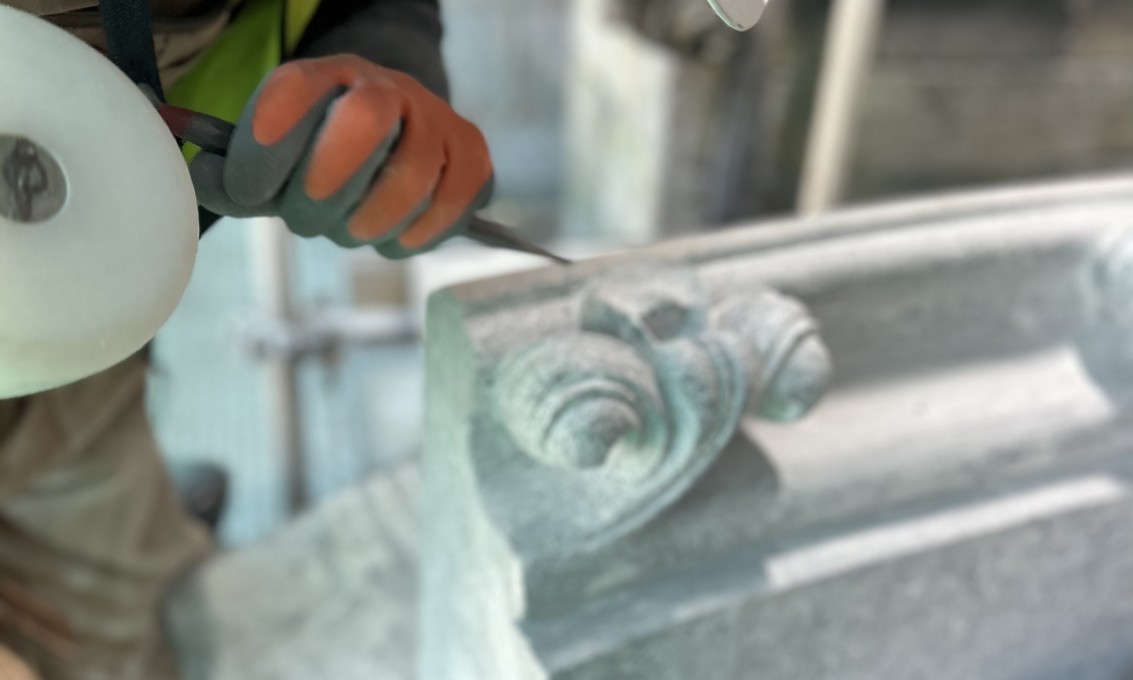 Steinhugger Erik Akira Inman jobber med restaureringen av Stavanger Domkirke. 