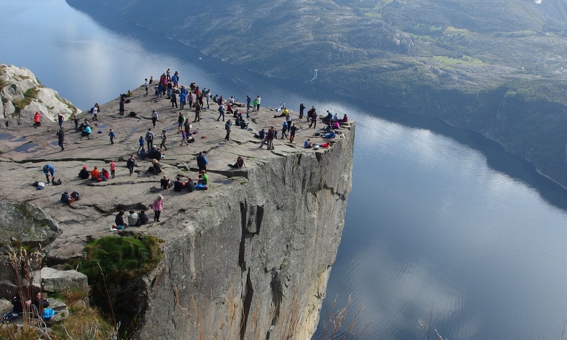 Bilde av Preikestolen overnfra med mange folk på