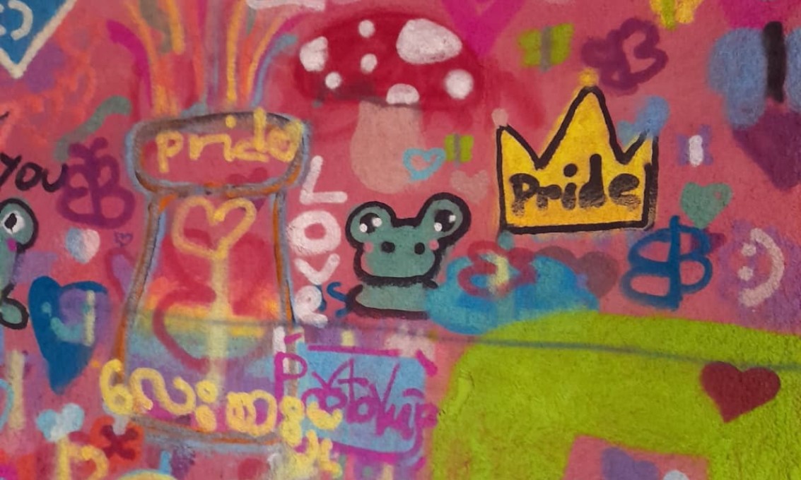 Bilde av skriblerier på en vegg med Pride-tema