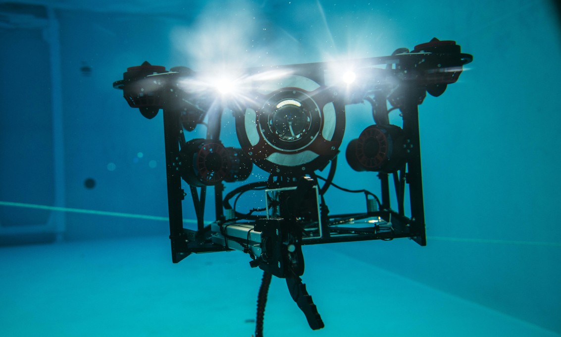 En undervannsrobot i et basseng. Foto