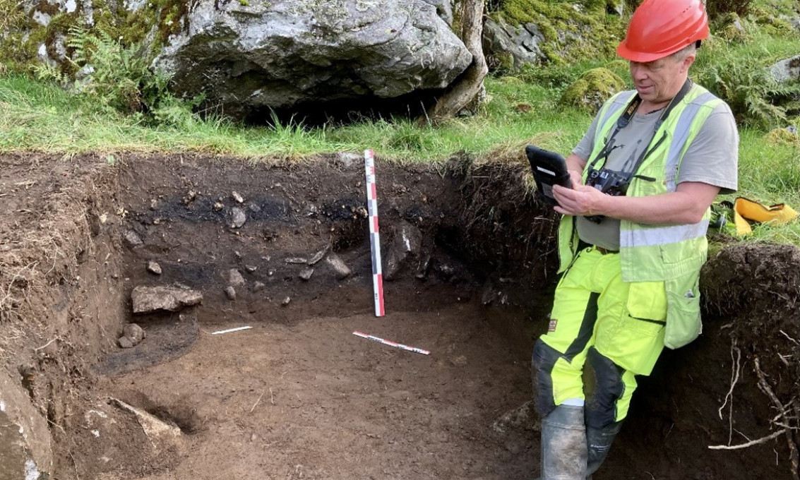 Arkeolog Volker Demuth står midt i utgravingsfeltet, som er rundt en meter dypt. Foto: Arkeologisk museum, UiS