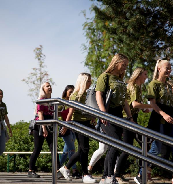 Studenter i trapp ute på campus_studiestart august