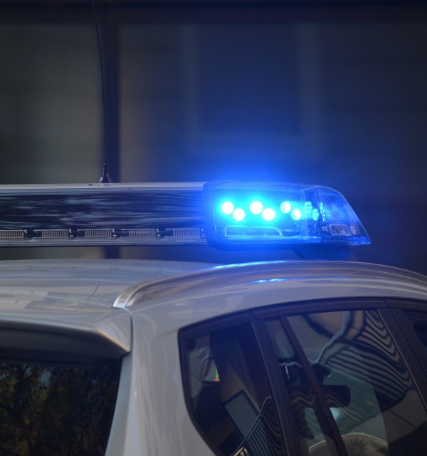 Illustrasjonsfoto av politibil med blålys på taket