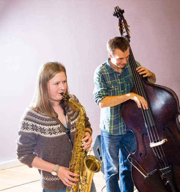 Jazzstudenter ved Fakultet for utøvende kunstfag; Frøya Tonheim Carlsen og Vetle Aakre Laupsa. Foto: Marius Vervik 