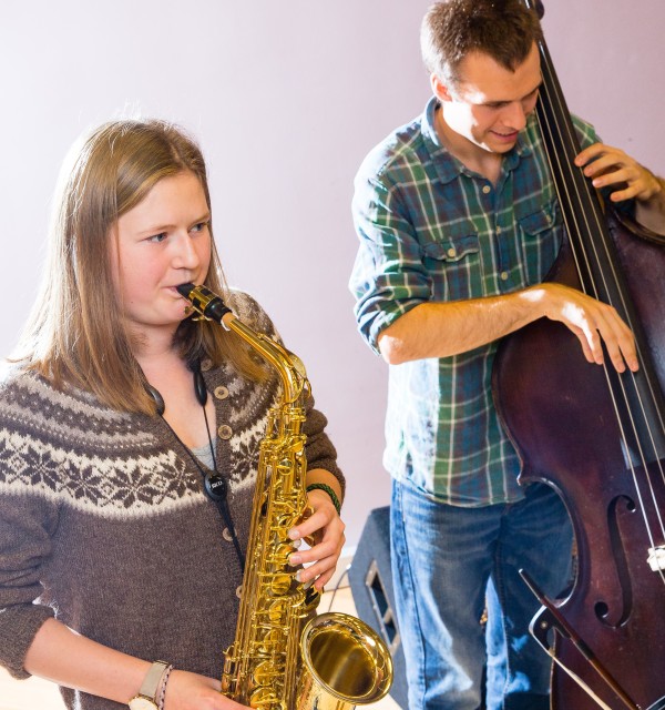 Jazzstudenter ved Fakultet for utøvende kunstfag; Frøya Tonheim Carlsen og Vetle Aakre Laupsa. Foto: Marius Vervik 