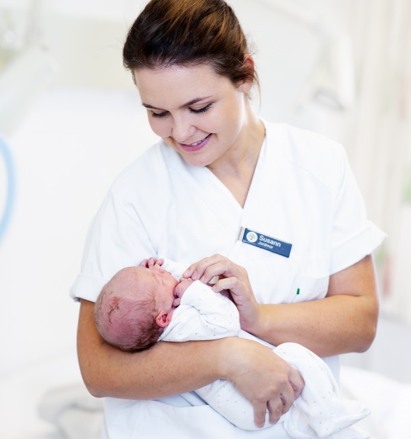 Jordmor holder nyfødt baby