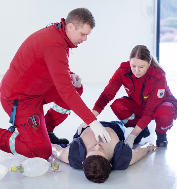 Faglærere i paramedisin under simulering